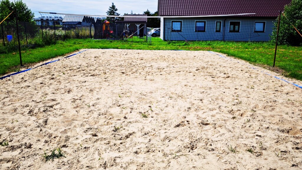 Boisko do siatkówki plażowej, domki Demeter w Sarbinowie