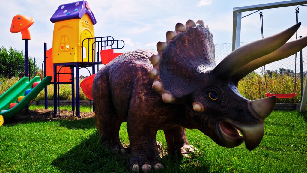 Dinozaury w ogrodzie, domki Demeter w Sarbinowie